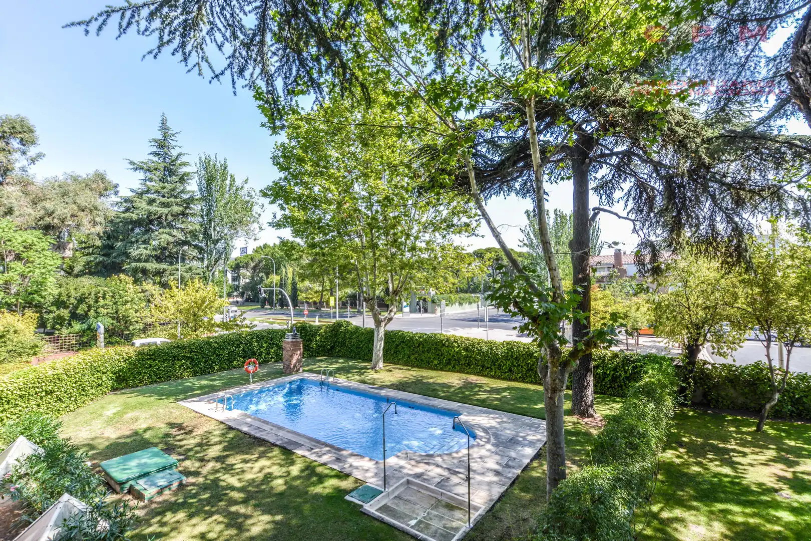 Swimming pool of Office for rent in Madrid  with Air Conditioner, Heating and Furnished