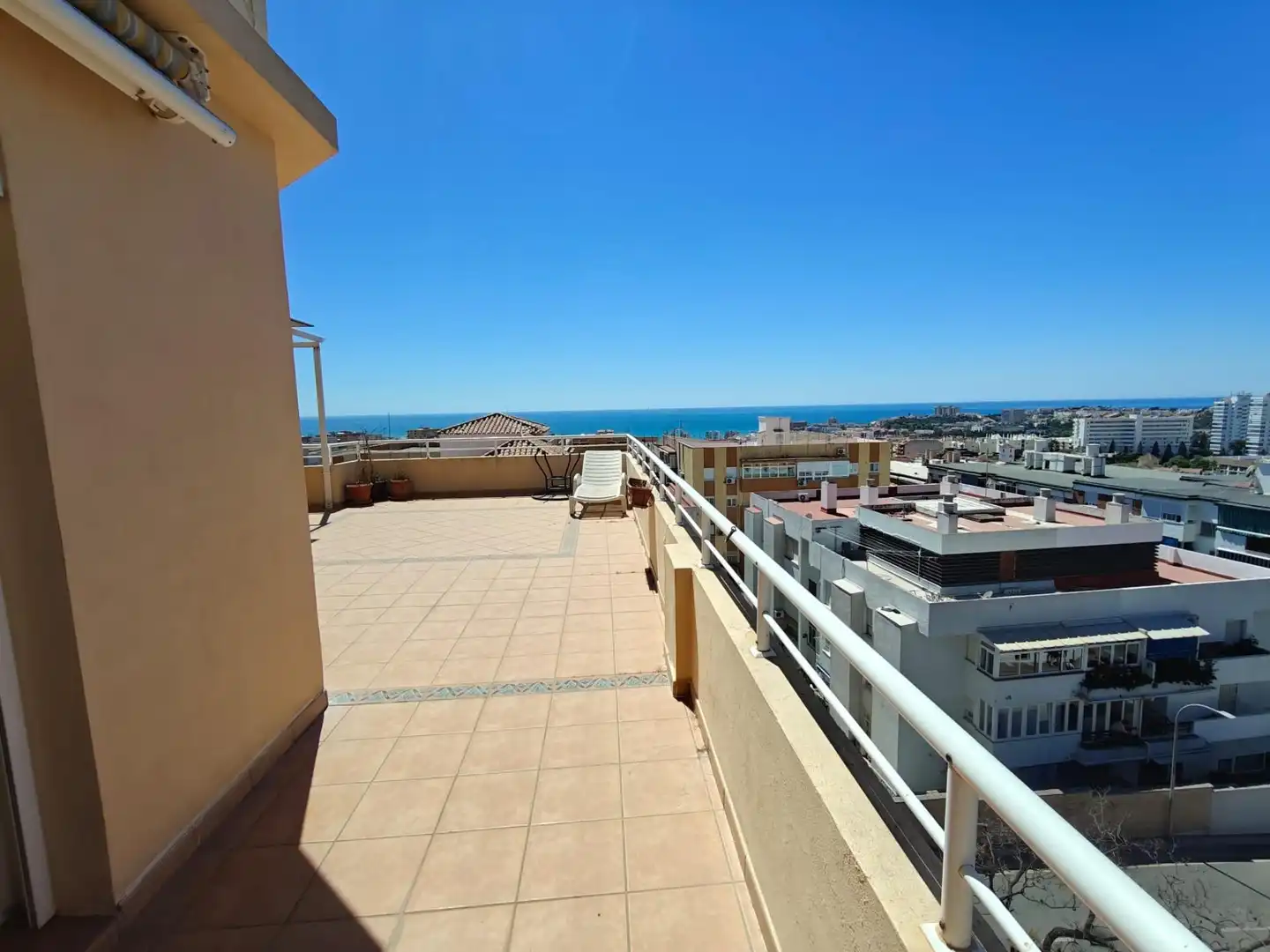 Terraza de Ático de alquiler en Benalmádena con Aire acondicionado, Jardín privado y Amueblado