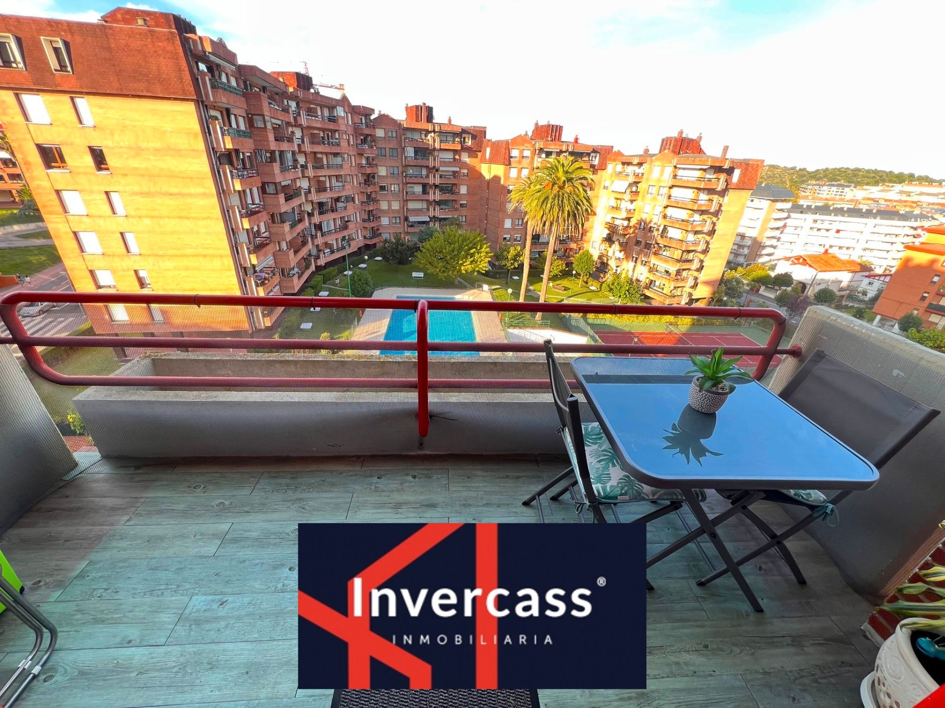 Vista exterior de Pis en venda en Castro-Urdiales amb Calefacció, Terrassa i Piscina comunitària