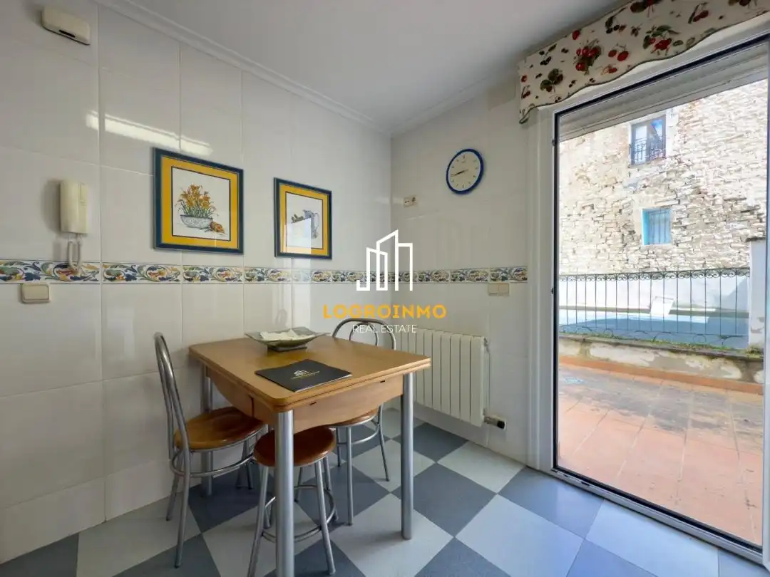 Menjador de Casa o xalet en venda en Oyón-Oion amb Calefacció, Terrassa i Moblat