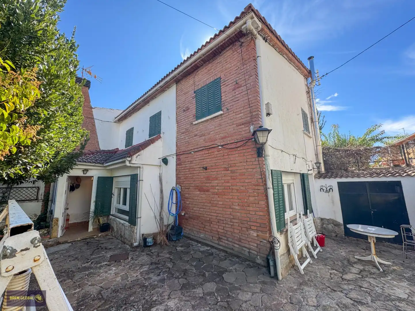 Vista exterior de Casa adosada en venda en Buitrago del Lozoya amb Jardí privat, Traster i Moblat