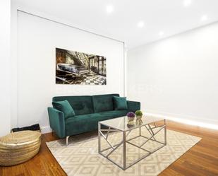 Sala d'estar de Apartament de lloguer en  Madrid Capital amb Aire condicionat, Calefacció i Moblat