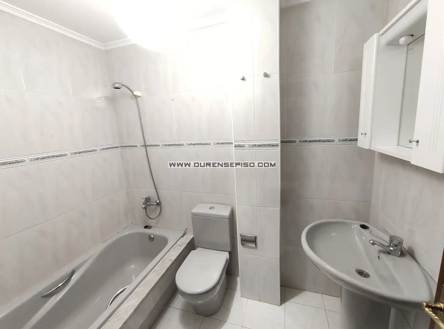 Bathroom of Flat for rent in Ourense Capital   with Heating, Oven and Washing machine