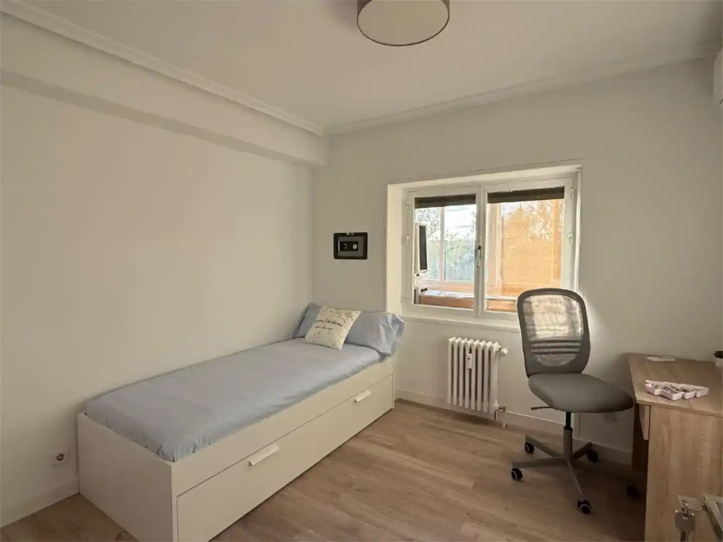 Dormitori de Pis per a compartir en Madrid amb Aire condicionat, Jardí privat i Parquet