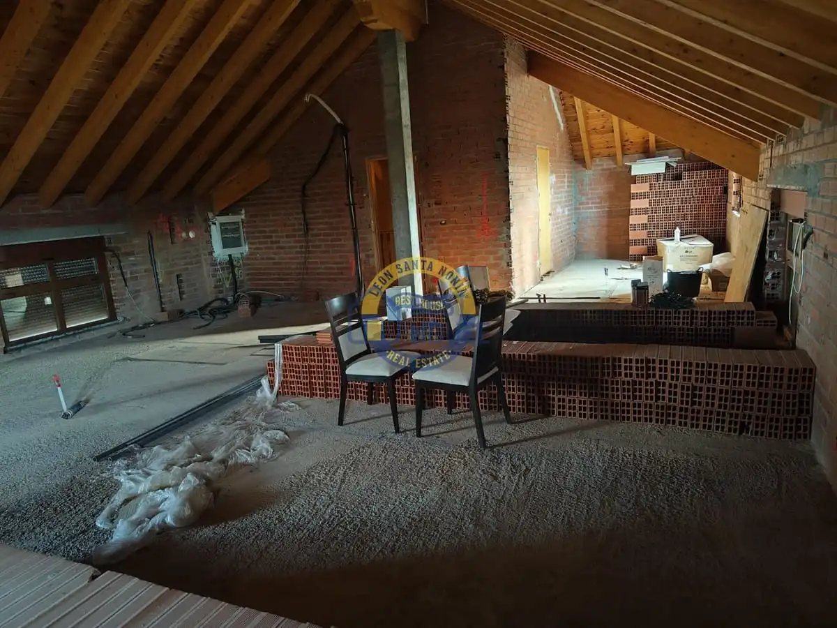 Commercial properties for sale in Villamañán  with Air Conditioner, Parquet flooring and Terrace