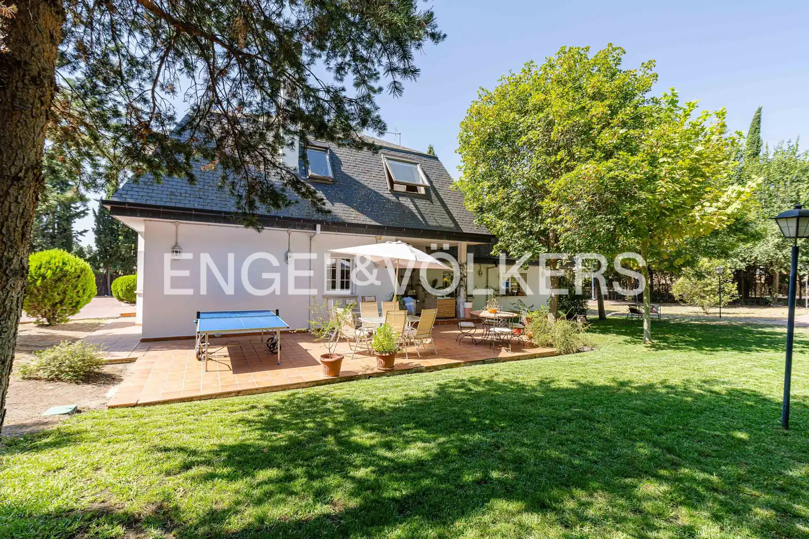 Vista exterior de Casa o chalet en venta en Las Rozas de Madrid con Aire acondicionado, Calefacción y Jardín privado
