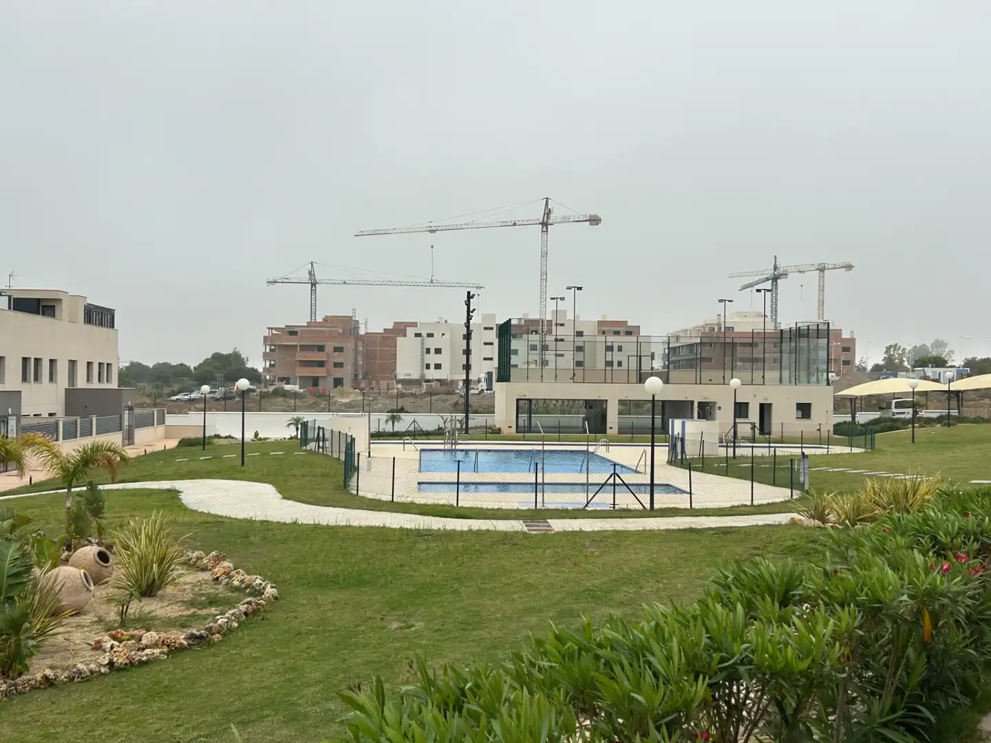 Piscina de Planta baja en venta en Almería con Aire acondicionado, Calefacción y Jardín privado