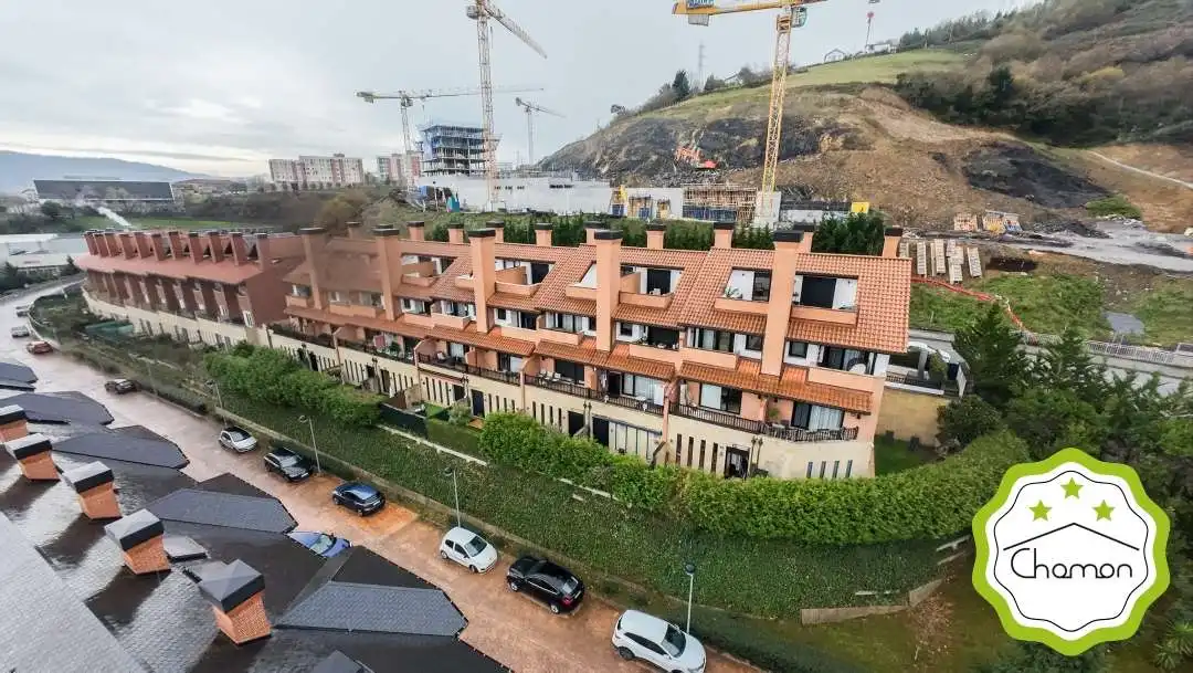 Vista exterior de Casa adosada en venta en Bilbao  con Calefacción, Jardín privado y Terraza