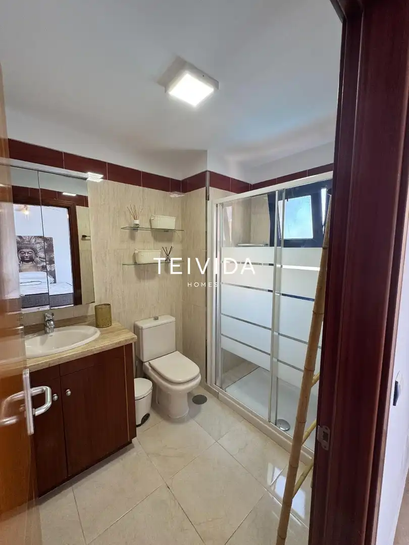 Baño de Piso de alquiler en Arona con Terraza, Piscina y Amueblado
