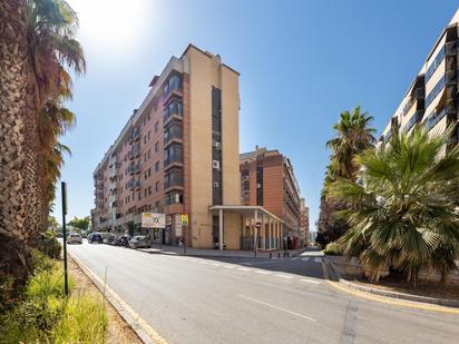 Vista exterior de Pis en venda en  Granada Capital amb Calefacció, Parquet i Piscina comunitària