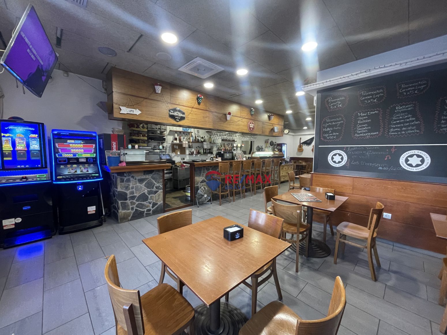 Premises for sale in Roses  with Air Conditioner