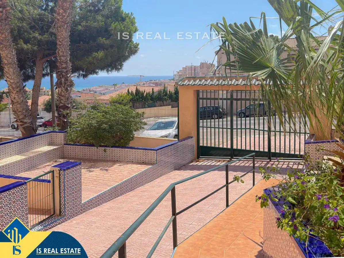 Vista exterior de Estudi en venda en Torrevieja amb Calefacció, Terrassa i Moblat