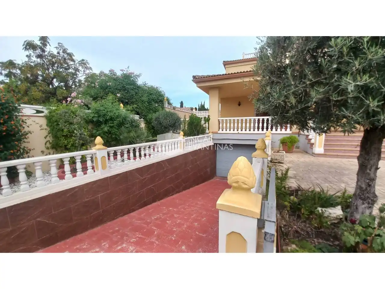 Vista exterior de Casa o xalet en venda en San Vicente del Raspeig / Sant Vicent del Raspeig amb Aire condicionat, Jardí privat i Terrassa