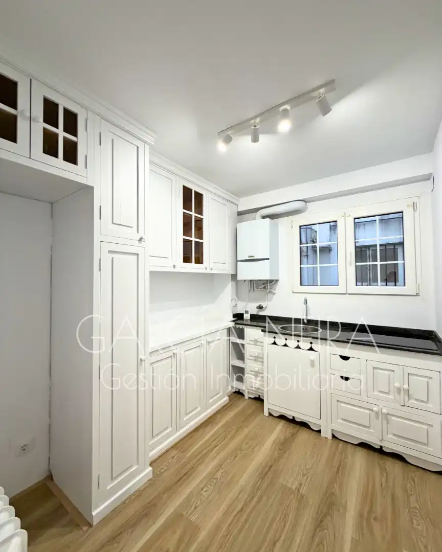 Cocina de Piso en venta en Oviedo  con Calefacción y Amueblado