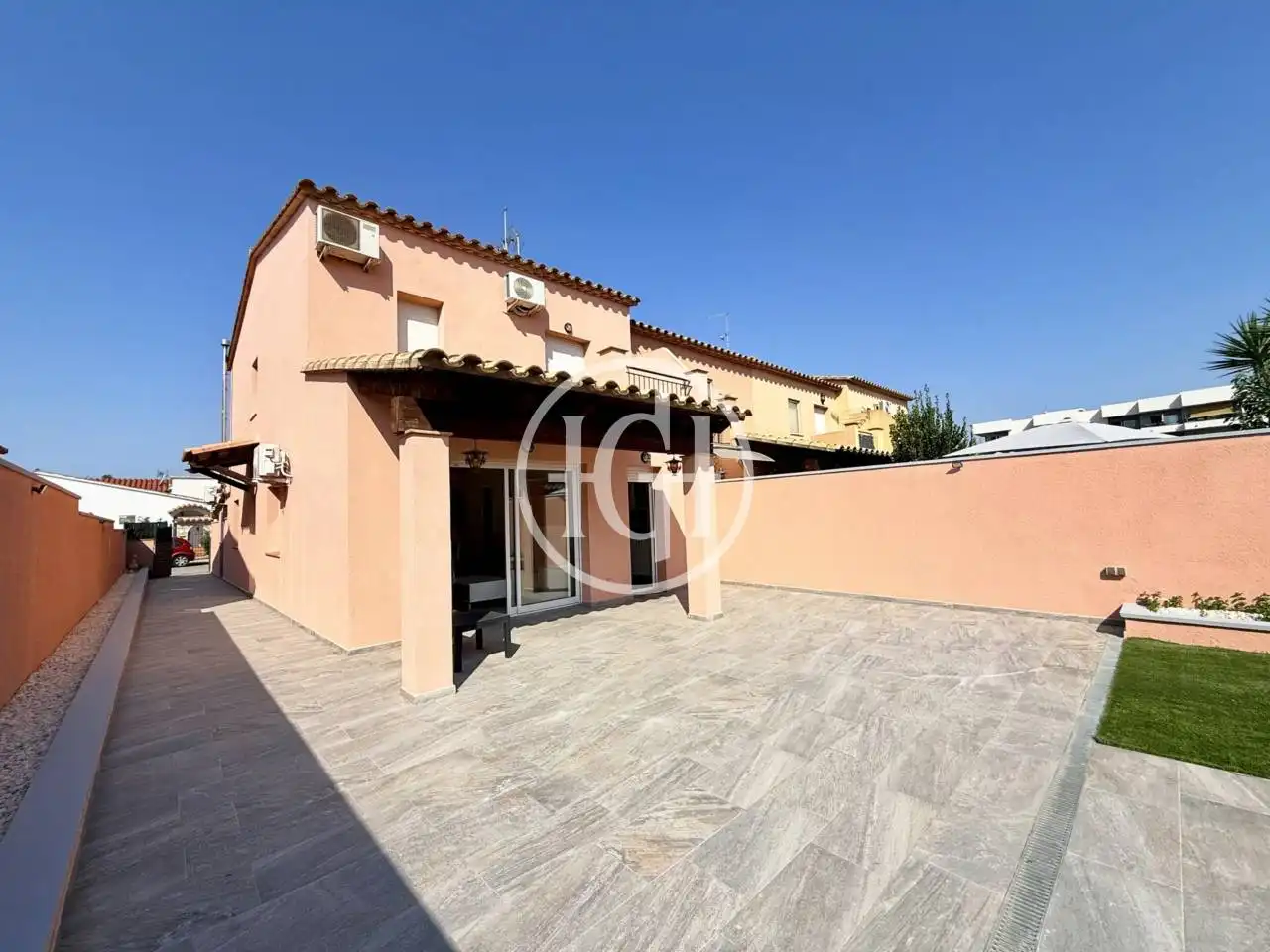 Casa amb jardí en venda a Calle Llarga