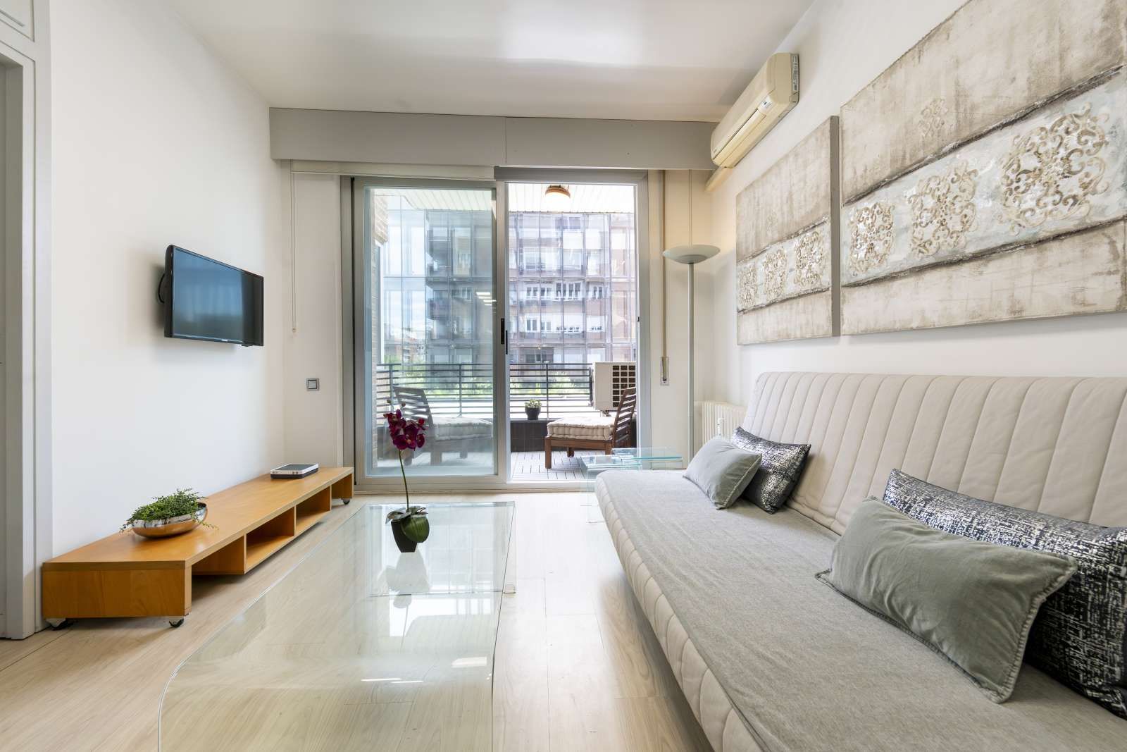 Living room of Apartment to share in  Madrid Capital  with Air Conditioner, Heating and Terrace