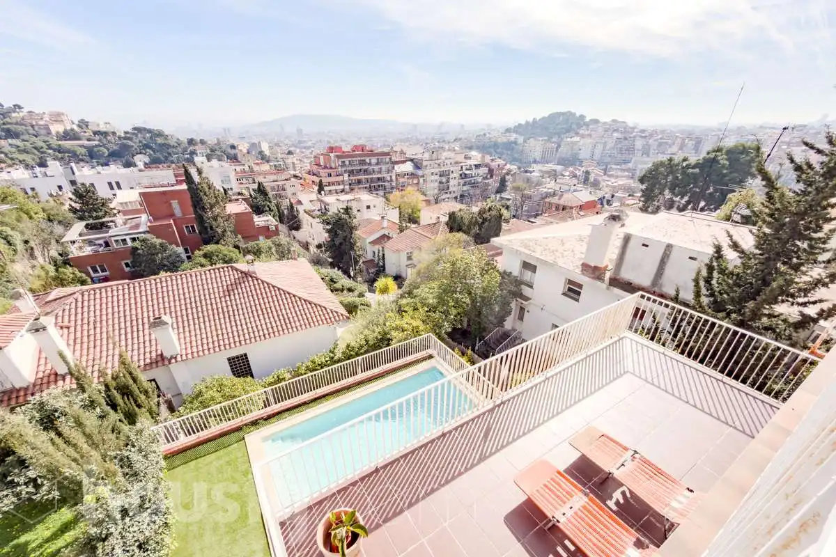 Vista exterior de Casa o xalet en venda en Barcelona amb Aire condicionat, Calefacció i Jardí privat