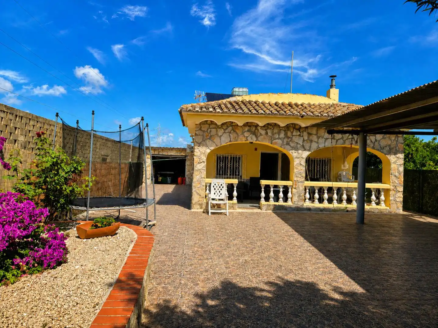 Außenansicht von Haus oder Chalet zum Verkauf in Oliva mit Klimaanlage, Privatgarten und Terrasse