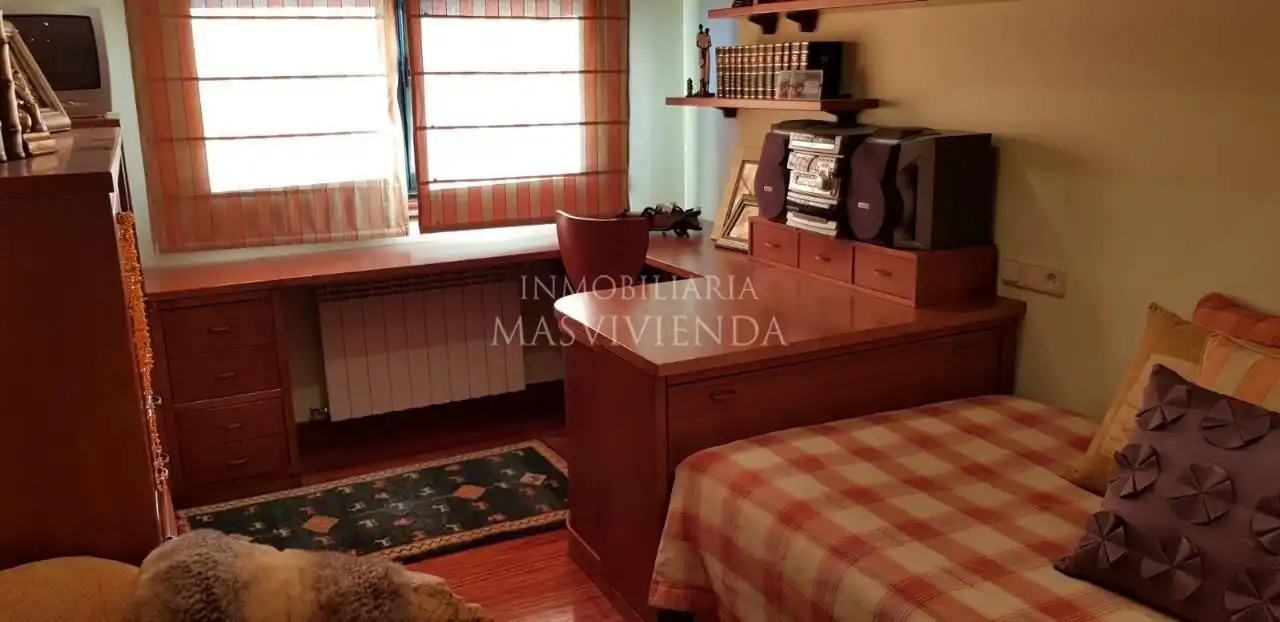Dormitori de Casa o xalet en venda en Poio amb Terrassa i Piscina