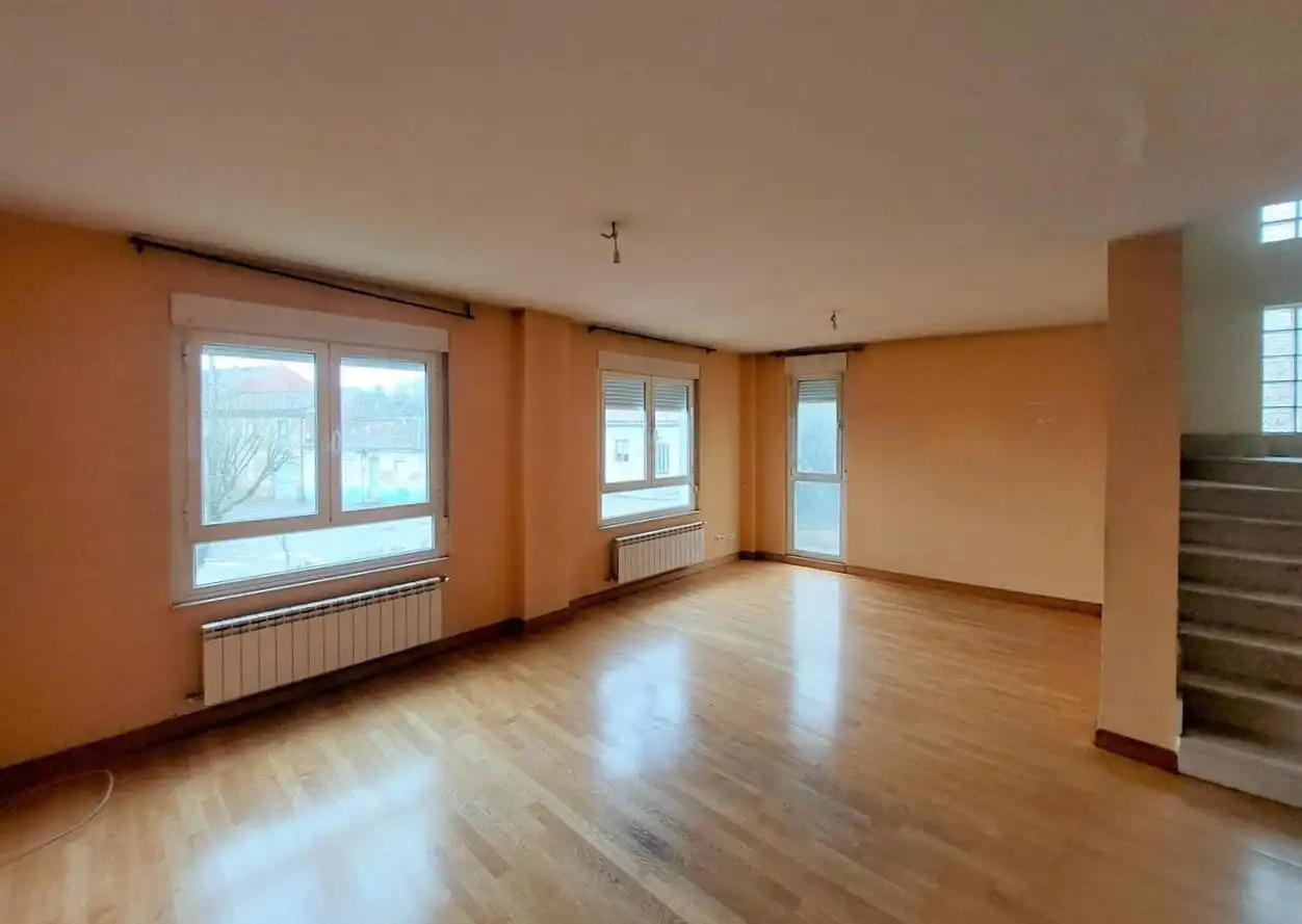 Sala de estar de Casa adosada en venta en Sariegos con Jardín privado
