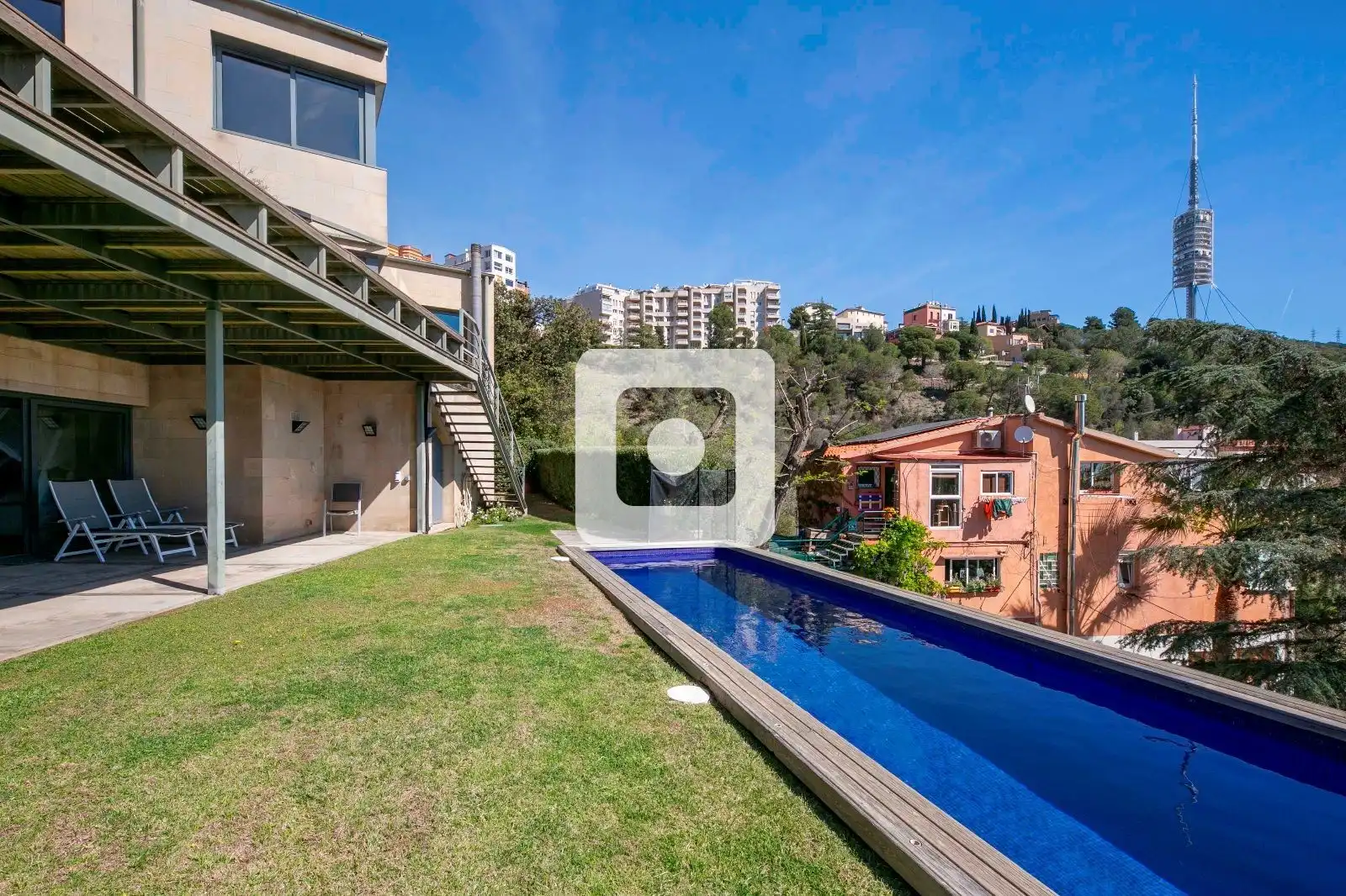 Piscina de Casa o xalet en venda en Barcelona amb Aire condicionat, Calefacció i Terrassa