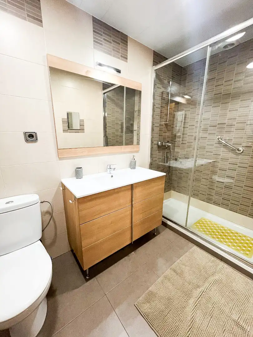 Baño de Piso de alquiler en Cerdanyola del Vallès con Aire acondicionado, Calefacción y Parquet