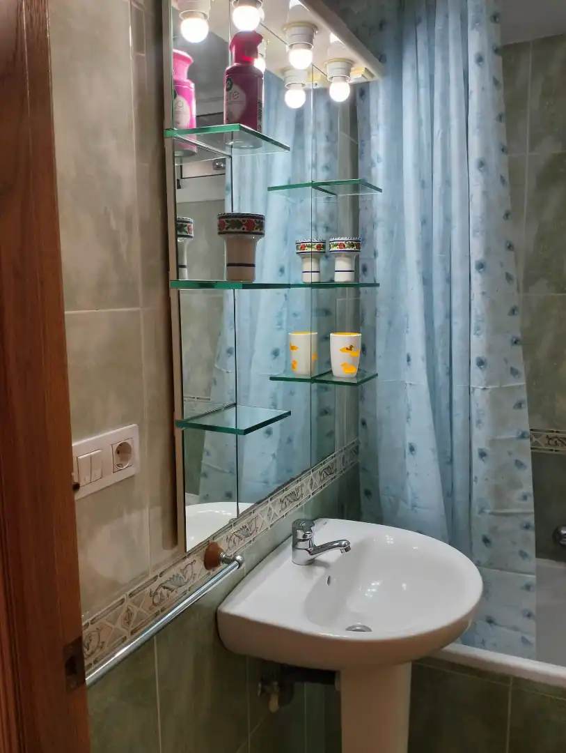 Baño de Apartamento de alquiler en Benicasim / Benicàssim con Terraza, Amueblado y Lavadora