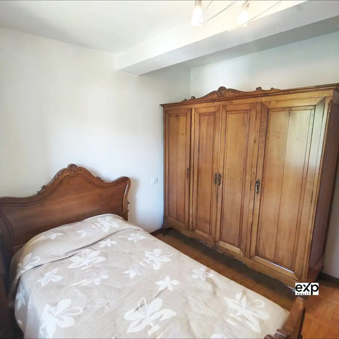 Dormitori de Casa adosada en venda en Oviedo  amb Parquet i Moblat