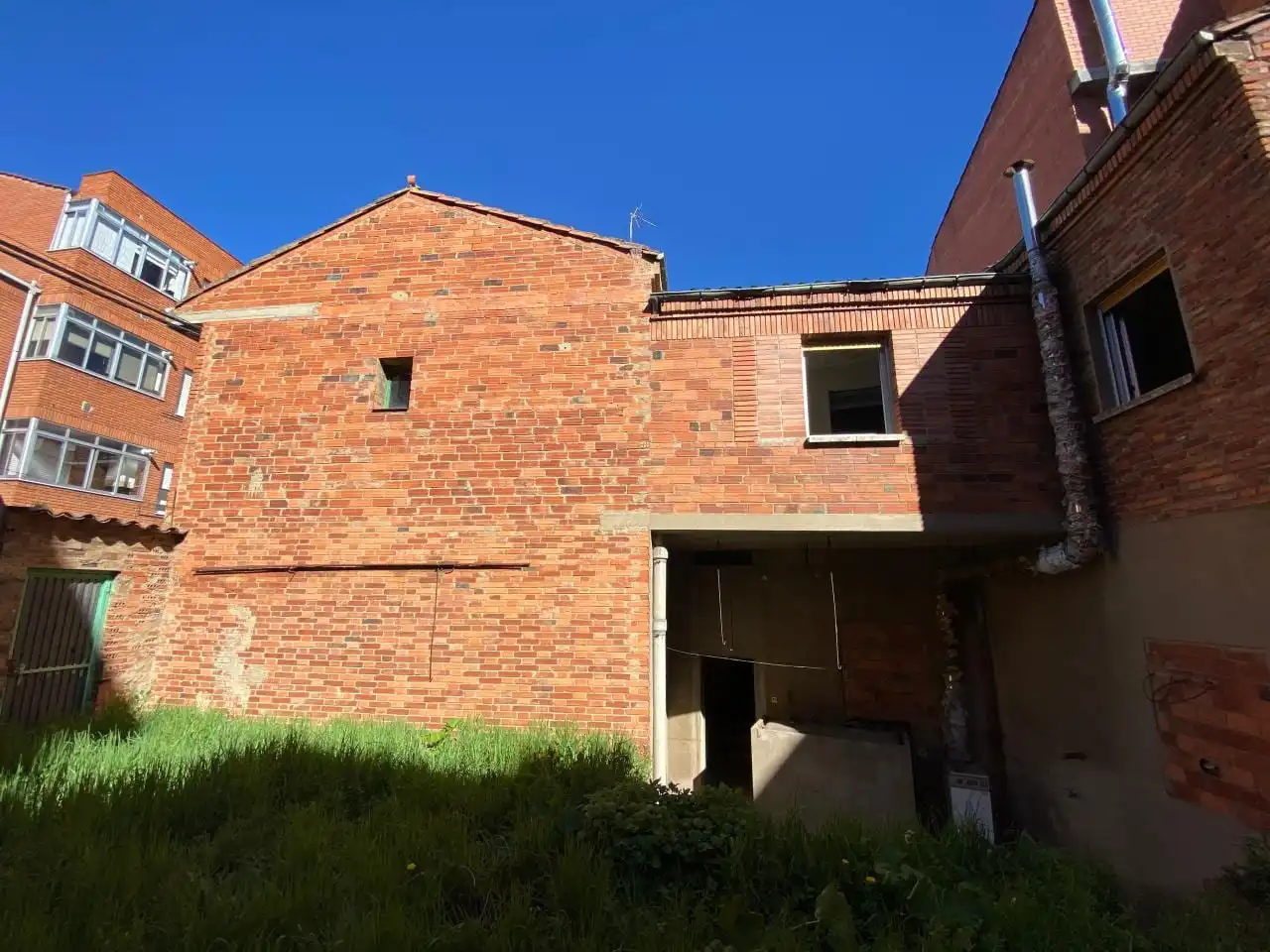 Vista exterior de Casa o xalet en venda en León Capital  amb Traster