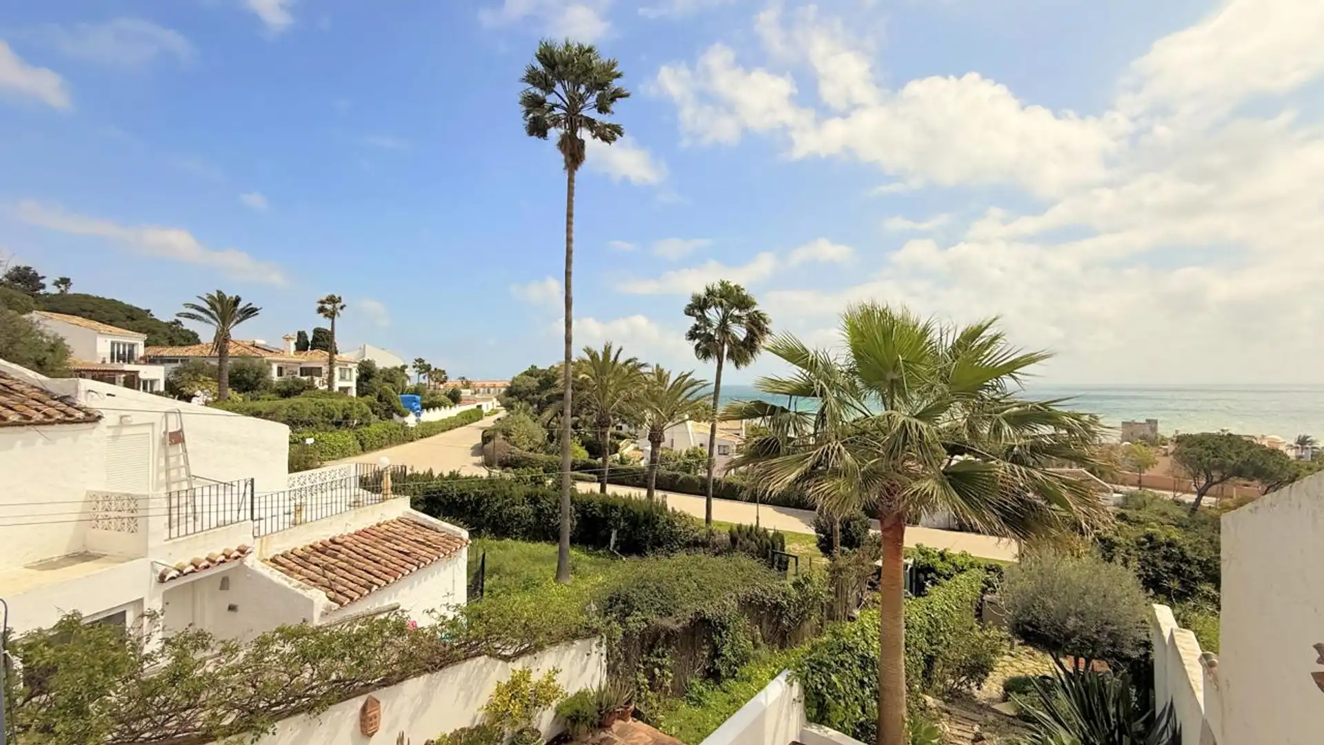 Vista exterior de Casa adosada en venda en Casares amb Jardí privat, Terrassa i Internet