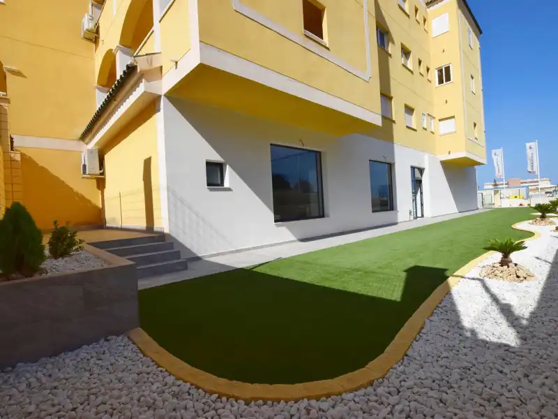 Vista exterior de Àtic en venda en Torrevieja amb Aire condicionat, Calefacció i Jardí privat