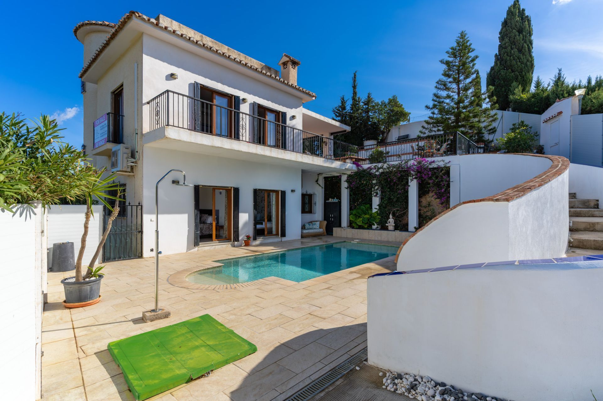 Vista exterior de Casa o xalet en venda en Benalmádena amb Aire condicionat, Jardí privat i Terrassa