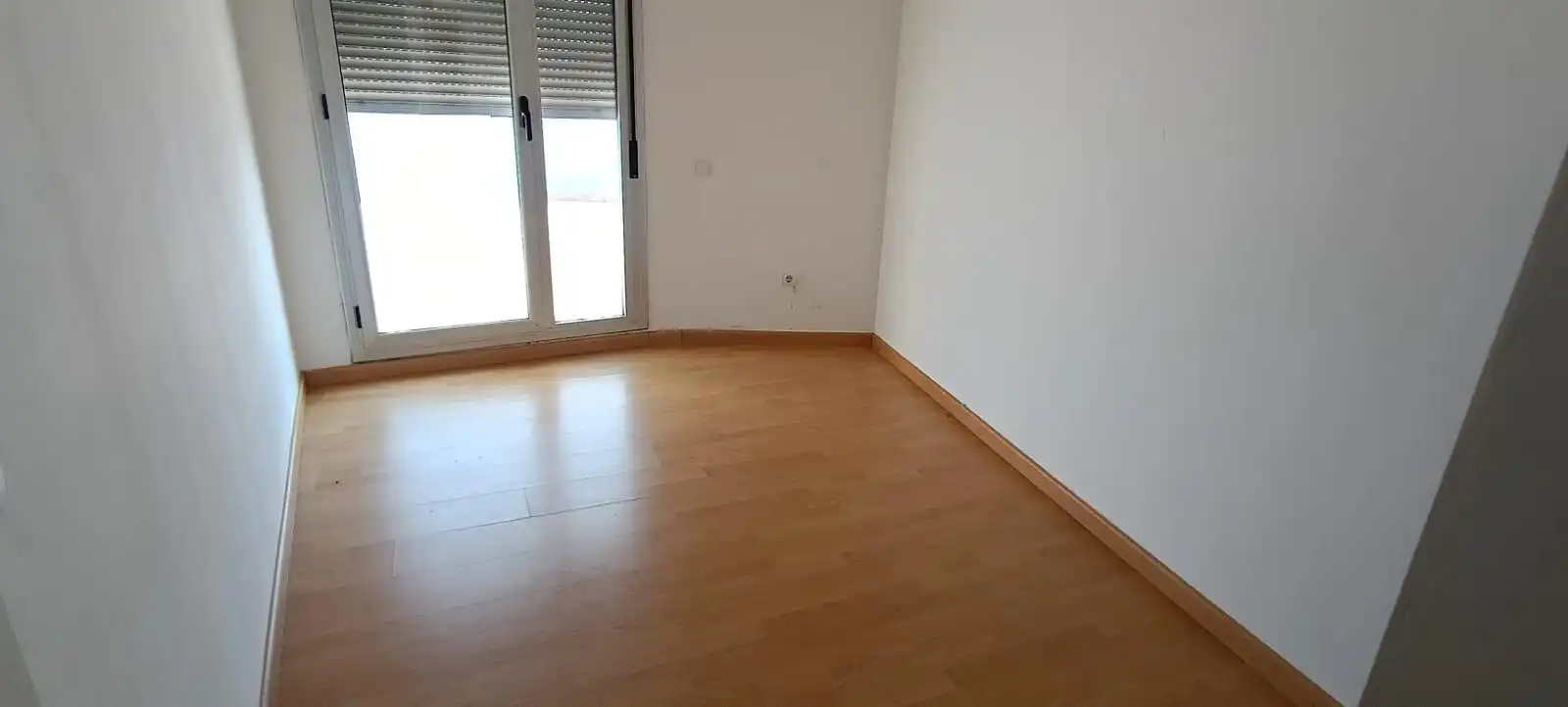 Schlafzimmer von Dachboden zum Verkauf in L'Ampolla mit Terrasse und Balkon