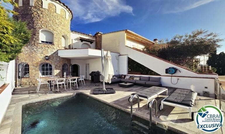 Piscina de Casa o xalet en venda en Empuriabrava amb Aire condicionat, Calefacció i Jardí privat