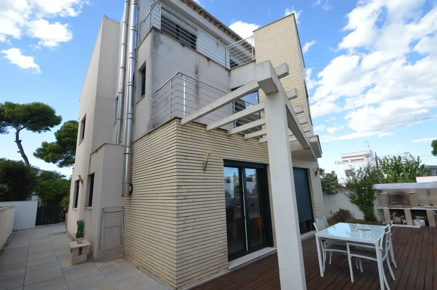 Vista exterior de Casa o xalet en venda en Vinaròs amb Aire condicionat, Calefacció i Jardí privat