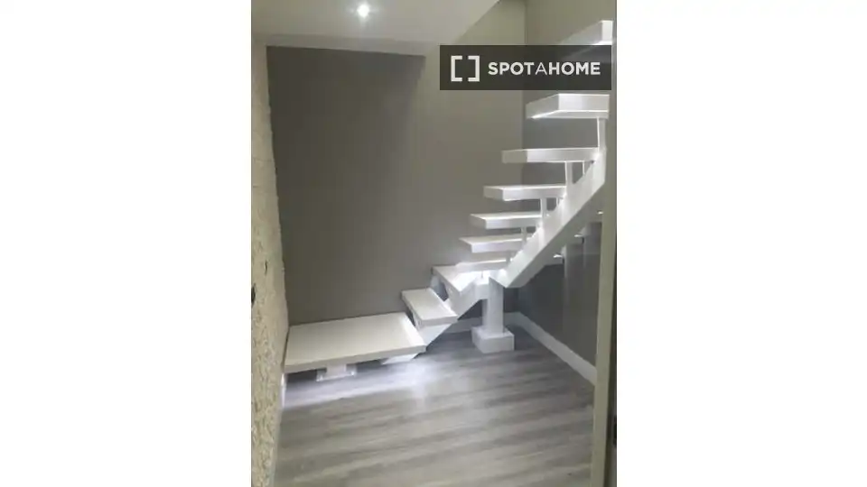 Flat for rent in Madrid  with Air Conditioner, Heating and Furnished
