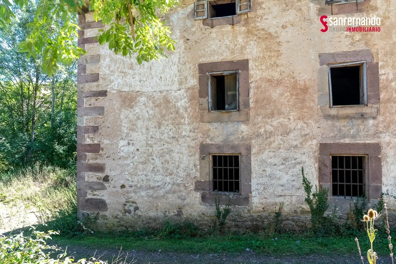 Vista exterior de Finca rústica en venda en Santiurde de Reinosa amb Jardí privat