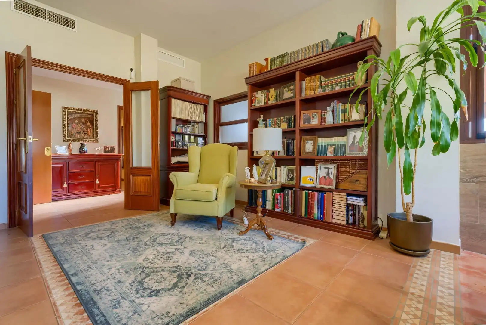 Sala d'estar de Casa o xalet en venda en Alcalá de Guadaira amb Aire condicionat, Calefacció i Jardí privat