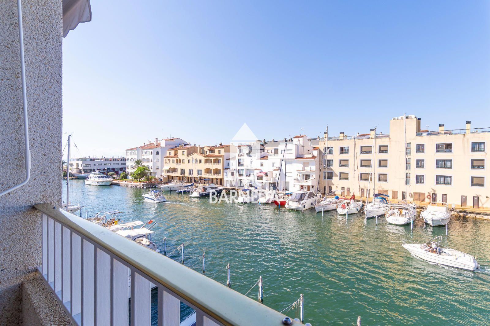 Vista exterior de Pis en venda en Empuriabrava amb Aire condicionat, Calefacció i Terrassa