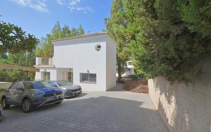 Vista exterior de Casa o xalet en venda en Mijas amb Aire condicionat, Terrassa i Piscina