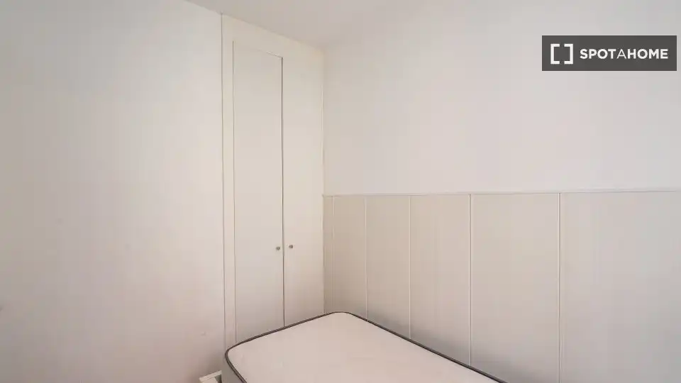 Dormitori de Apartament per a compartir en Madrid amb Aire condicionat, Terrassa i Moblat