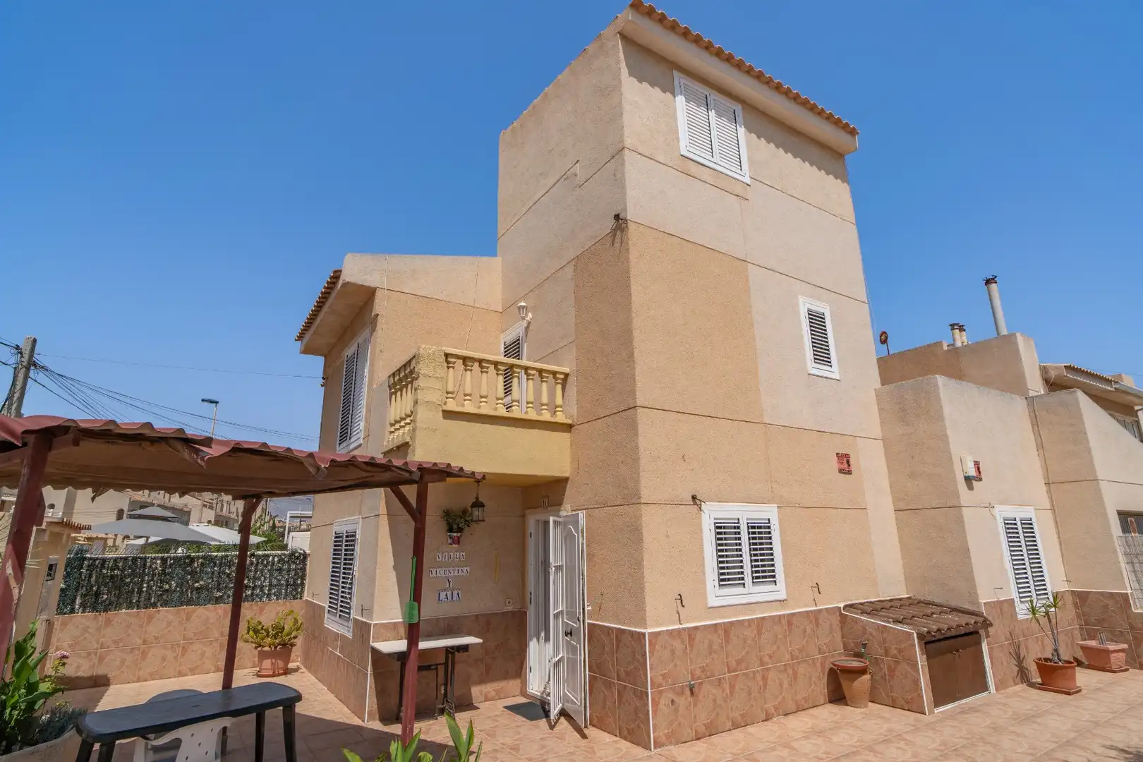 Vista exterior de Casa adosada en venda en Torrevieja amb Calefacció, Jardí privat i Terrassa