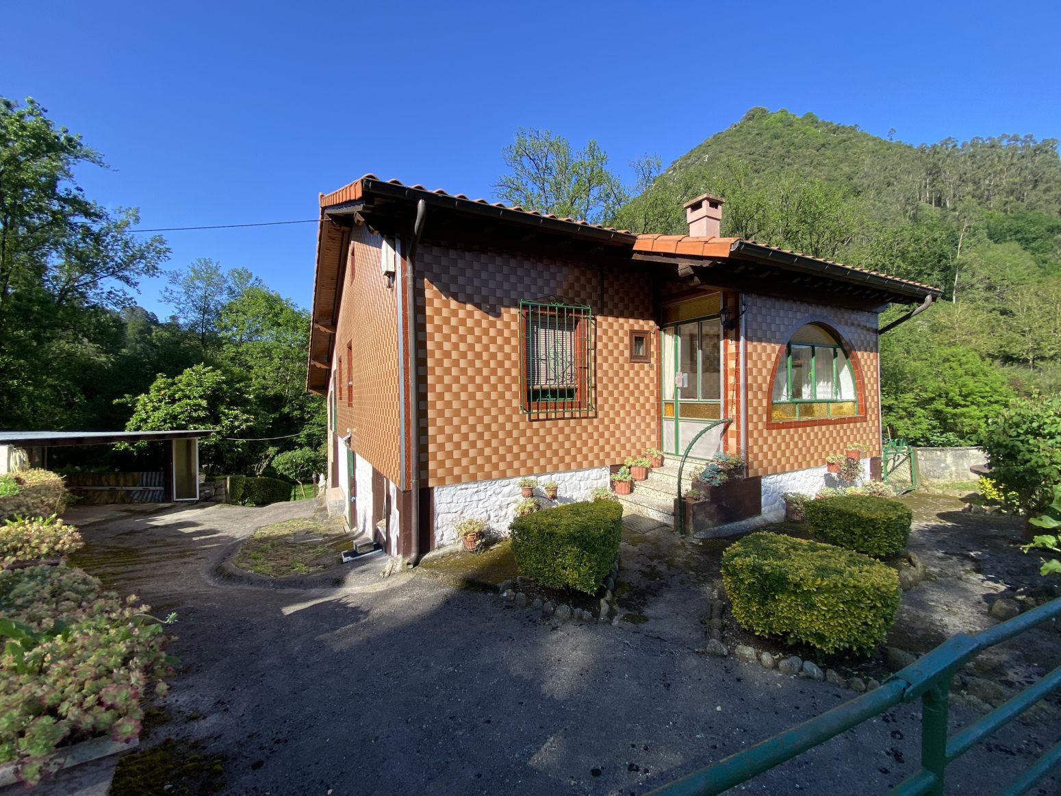 Vista exterior de Casa o xalet en venda en Puente Viesgo amb Jardí privat
