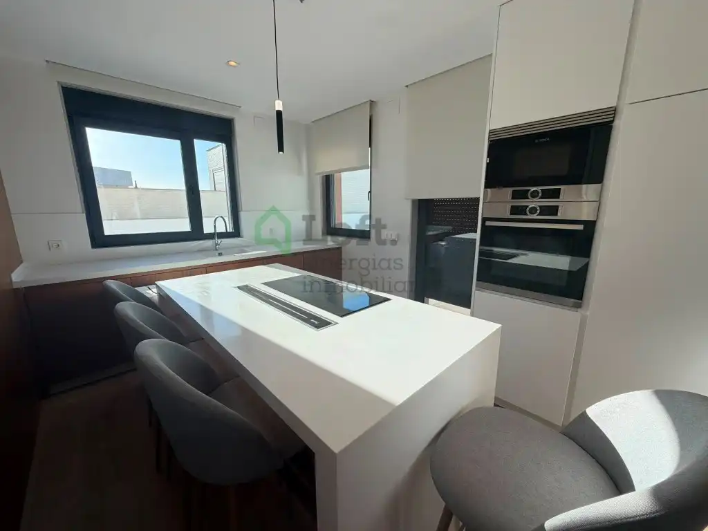 Cuina de Casa o xalet en venda en Badajoz amb Terrassa, Piscina i Domòtica