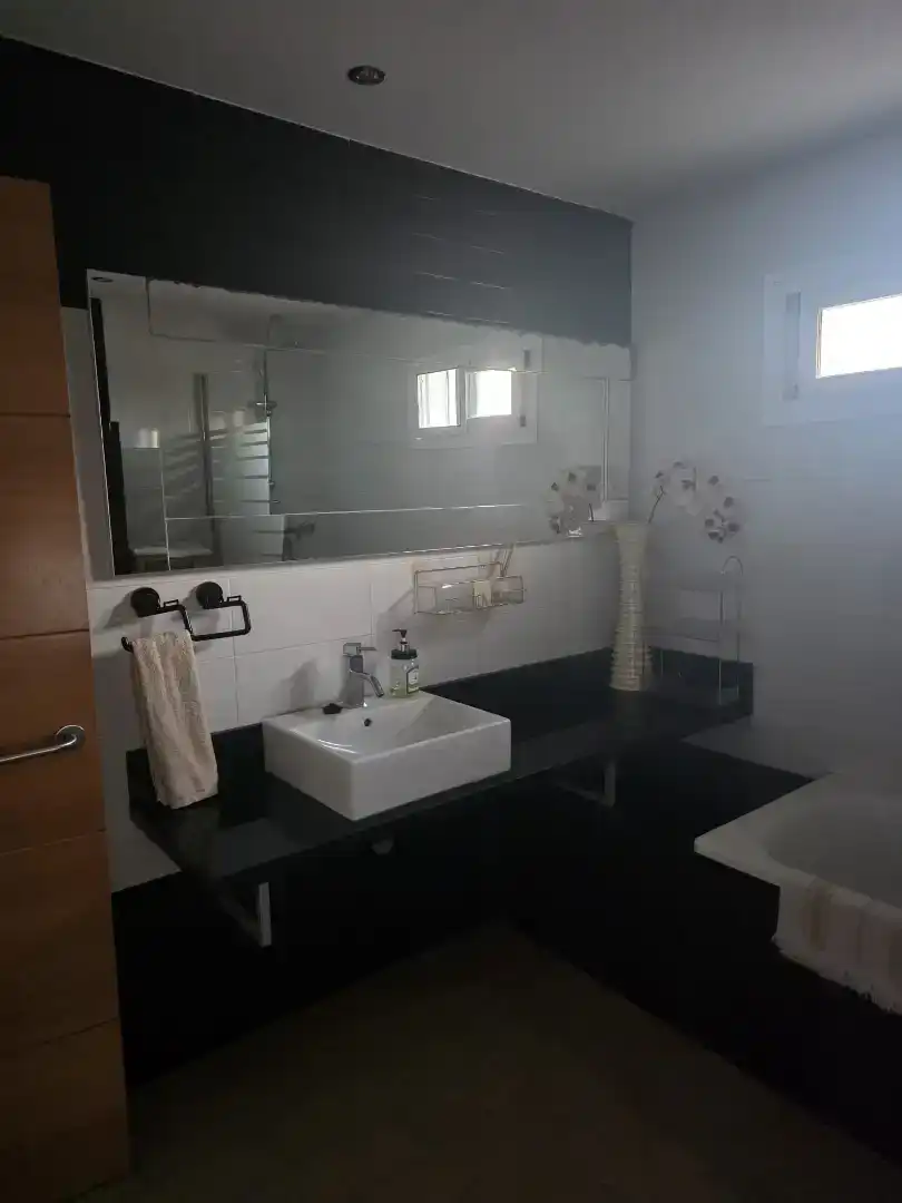 Baño de Piso de alquiler en Estepona con Aire acondicionado, Amueblado y Balcón
