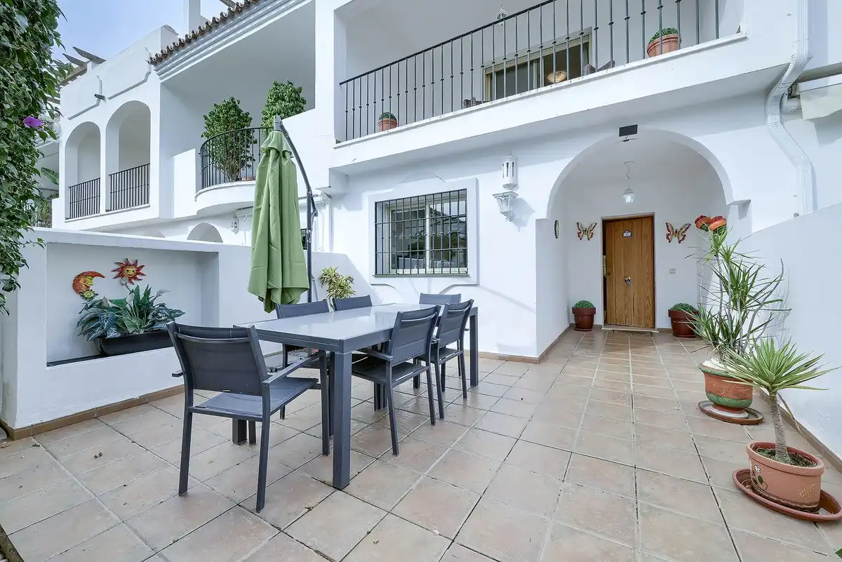 Terrasse von Einfamilien-Reihenhaus zum Verkauf in Marbella mit Klimaanlage und Terrasse