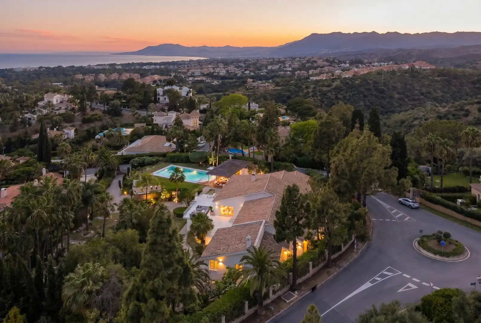 Außenansicht von Haus oder Chalet zum Verkauf in Marbella mit Klimaanlage, Privatgarten und Terrasse