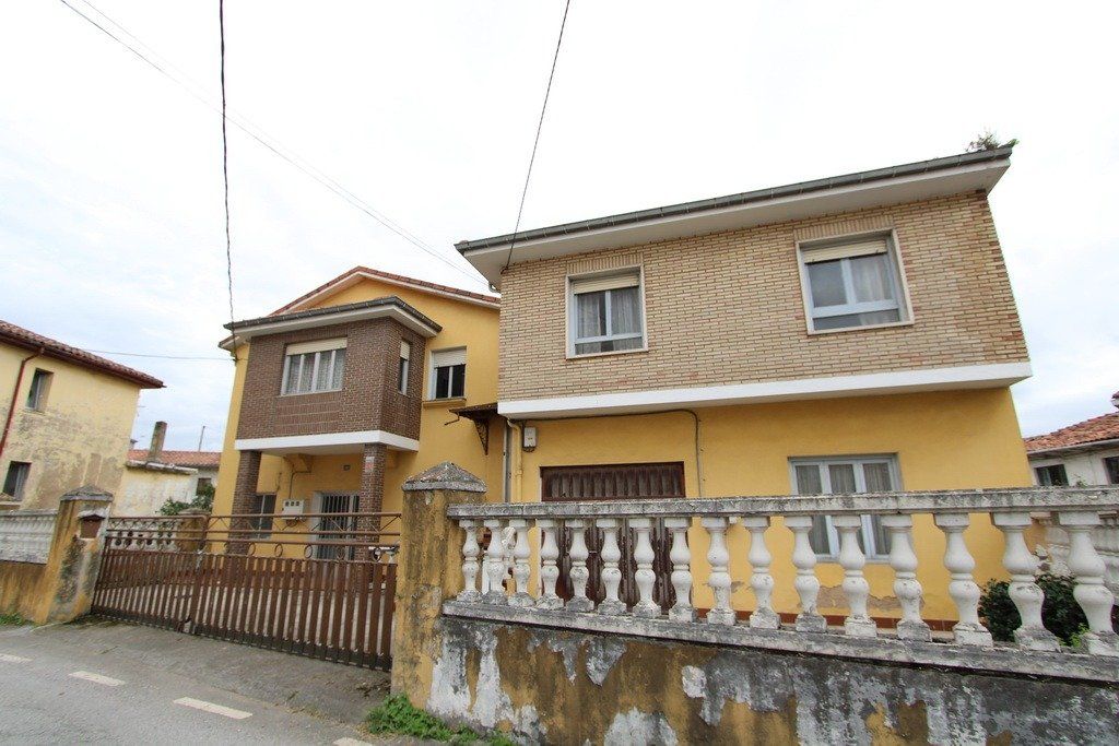 Vista exterior de Casa o xalet en venda en Torrelavega  amb Calefacció i Jardí privat