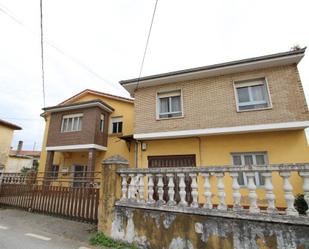 Vista exterior de Casa o xalet en venda en Torrelavega  amb Calefacció i Jardí privat