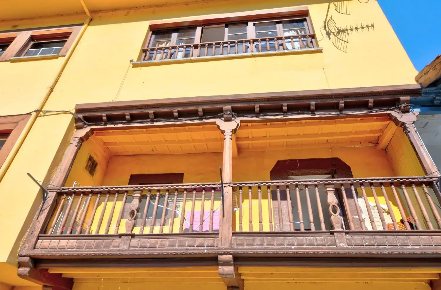 Vista exterior de Casa o xalet en venda en Lena amb Calefacció, Terrassa i Traster